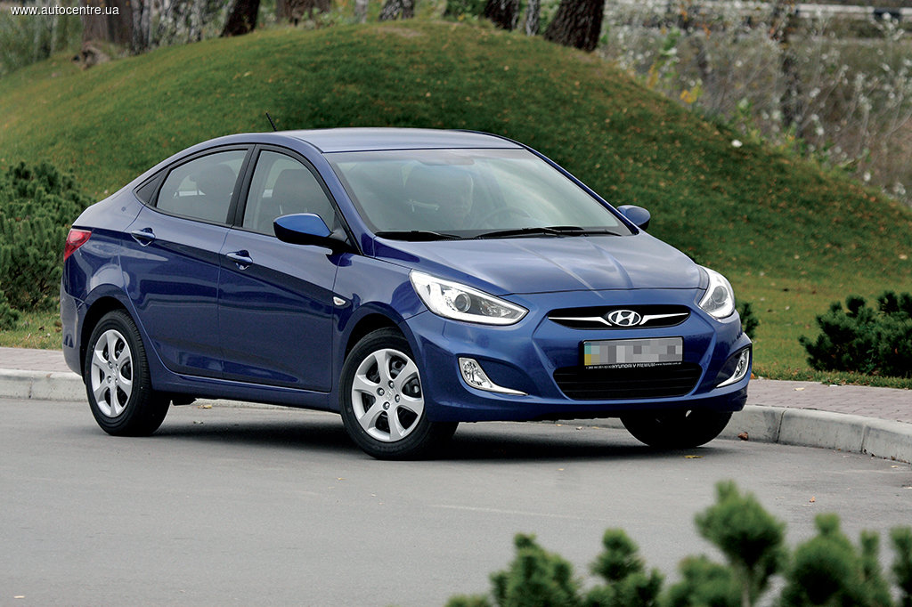 Hyundai accent на белом фоне