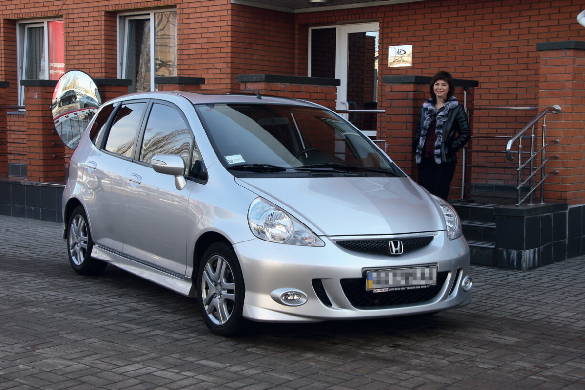 Обзор Mitsubishi Colt и Suzuki Swift.