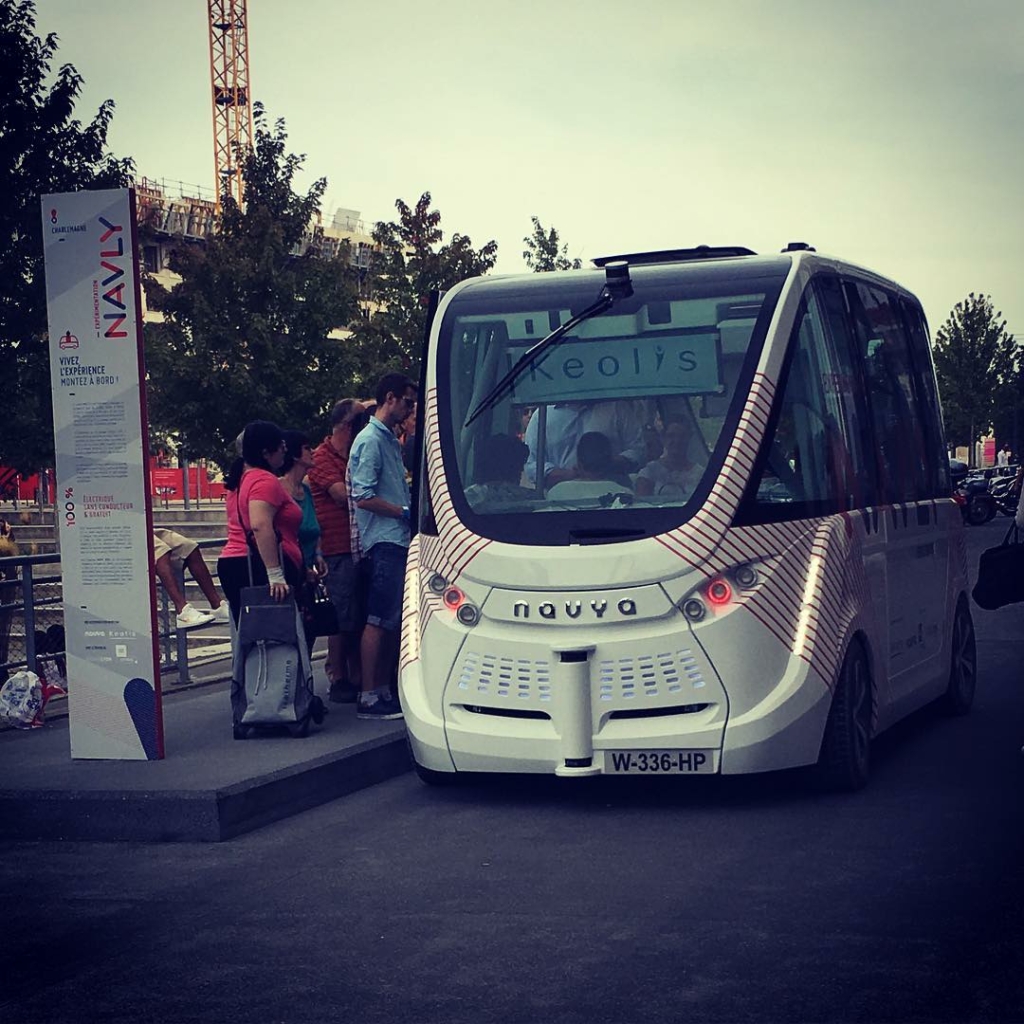 Беспилотный автобус поставили на маршрут во Франции