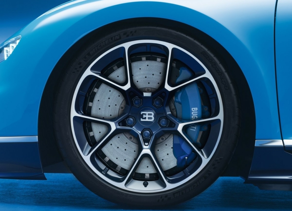 10 впечатляющих фактов о Bugatti Chiron 2017