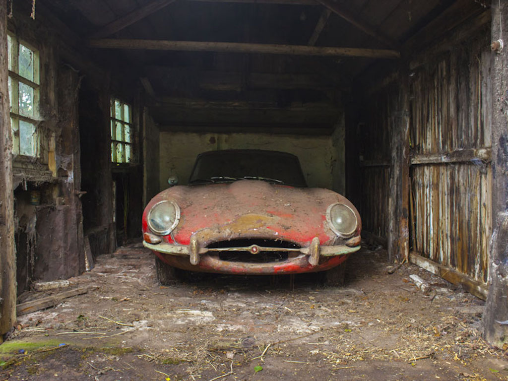 В полуразрушенном доме нашли заброшенный Jaguar 1965 года