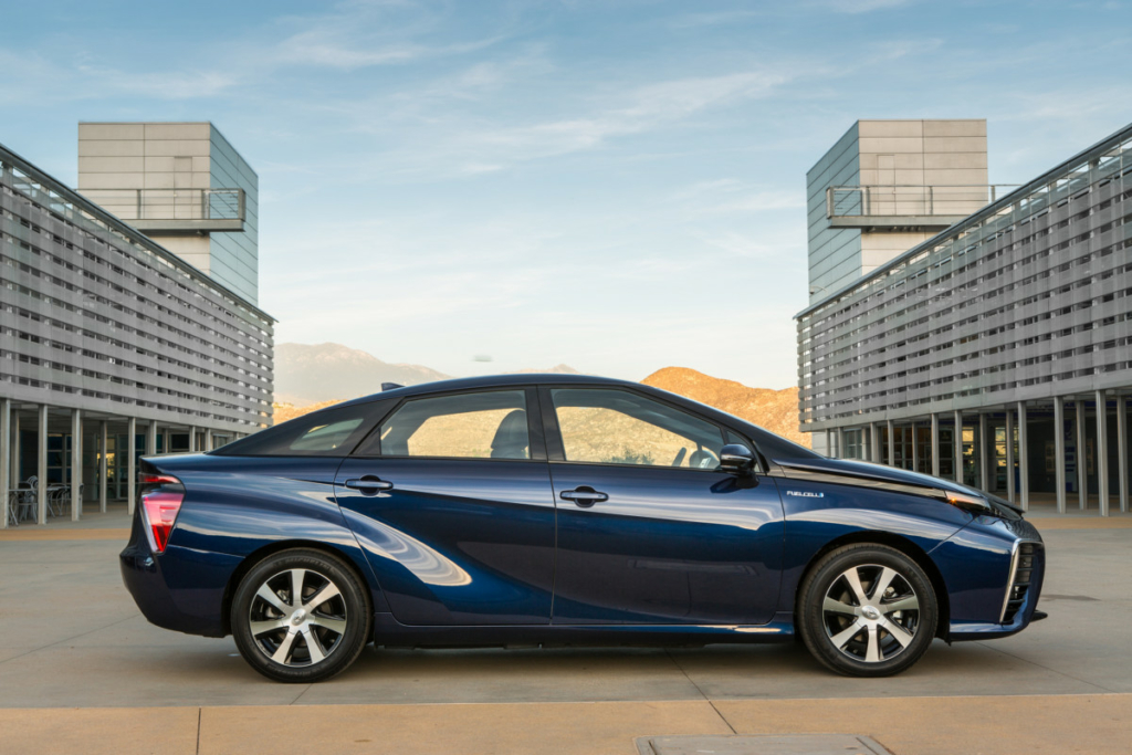 Светлое будущее. Почему водородная Toyota Mirai лучше электромобиля и не только