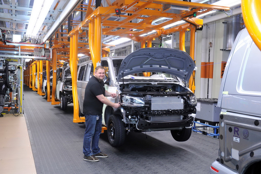 Производство модели Caddy на заводе в Познани.