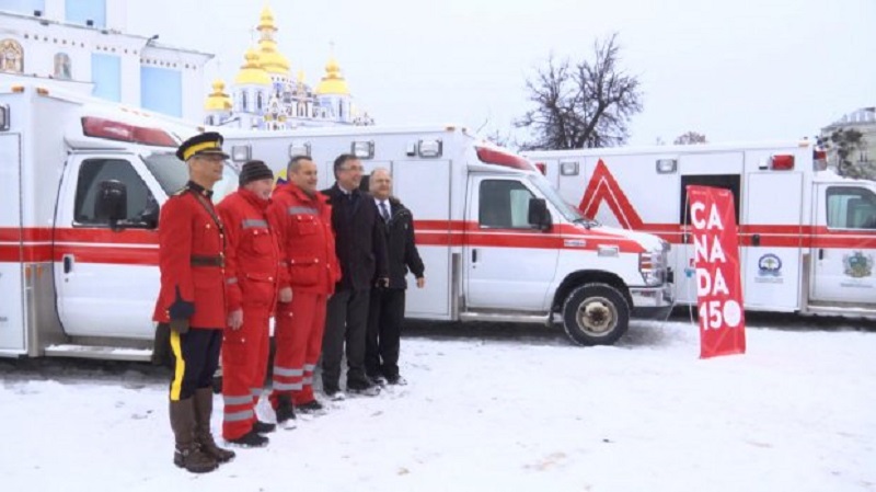 Украине передали автомобили скорой помощи из Канады (видео)