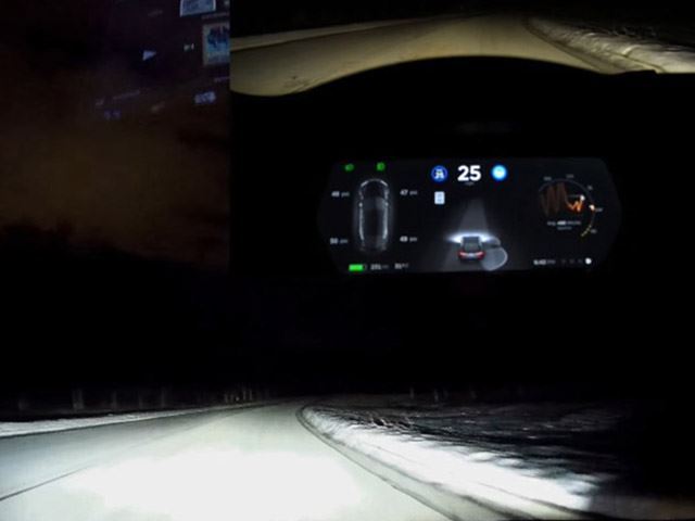 Автопилот Tesla испытали ночью на заснеженной дороге