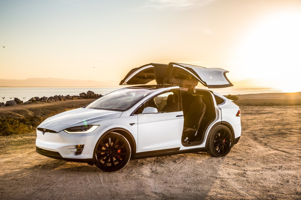 Подходит ли Tesla Model X для бездорожья и грузоперевозок видео