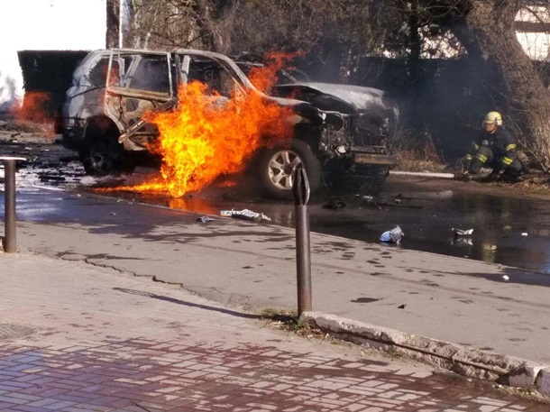 В Мариуполе взорвали автомобиль с офицером СБУ за рулем