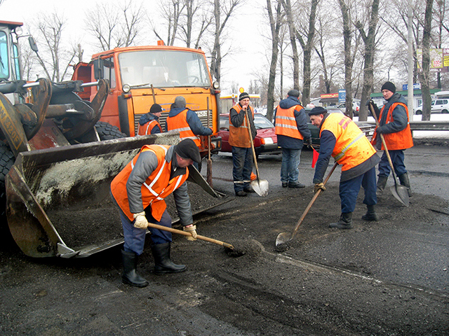Премьер потребовал от Укравтодора пожертвовать сном ради ремонта дорог