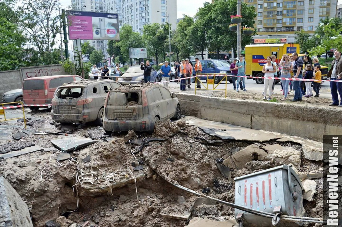 В Киеве ЧП: фонтан горячей воды из-под земли повредил автомобили