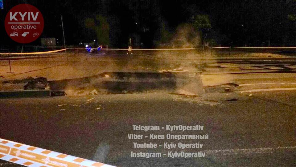 В Киеве провал асфальта спровоцировал транспортный коллапс В Киеве провал асфальта спровоцировал транспортный коллапс