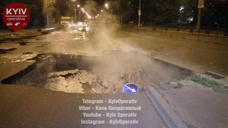 В Киеве провал асфальта спровоцировал транспортный коллапс В Киеве провал асфальта спровоцировал транспортный коллапс