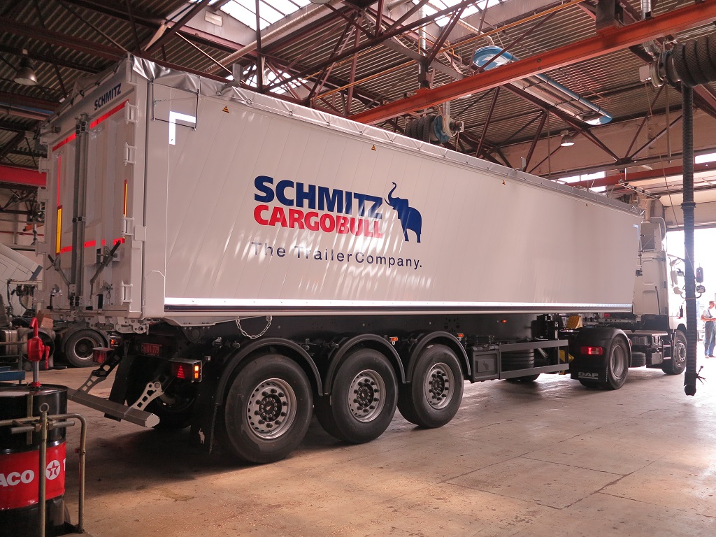тягач CF85 c cамосвальным полуприцепом Schmitz Cargobull.