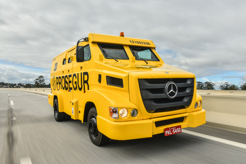легкий инкассаторский бронеавтомобиль на базе Mercedes-Benz 915 E