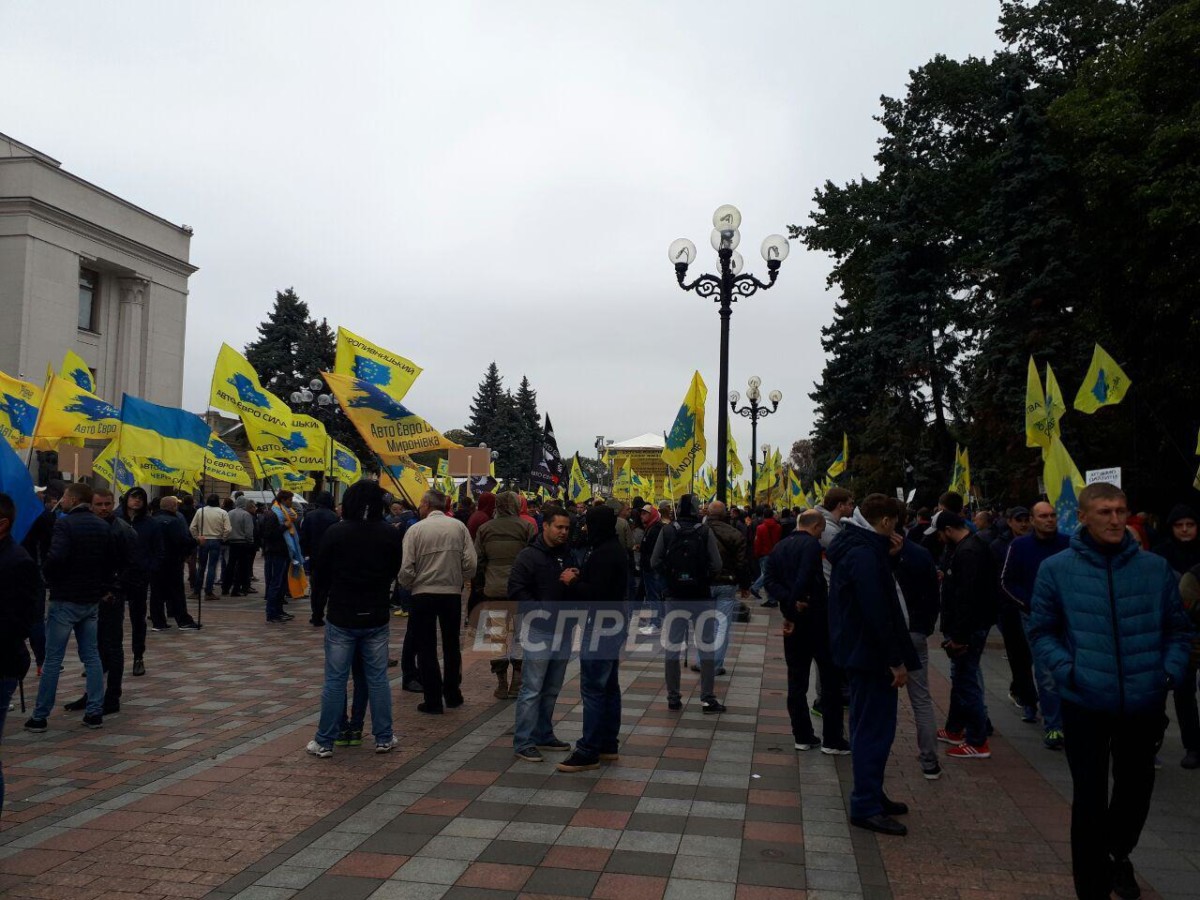 Сторонники авто на еврономерах заблокировали центр Киева