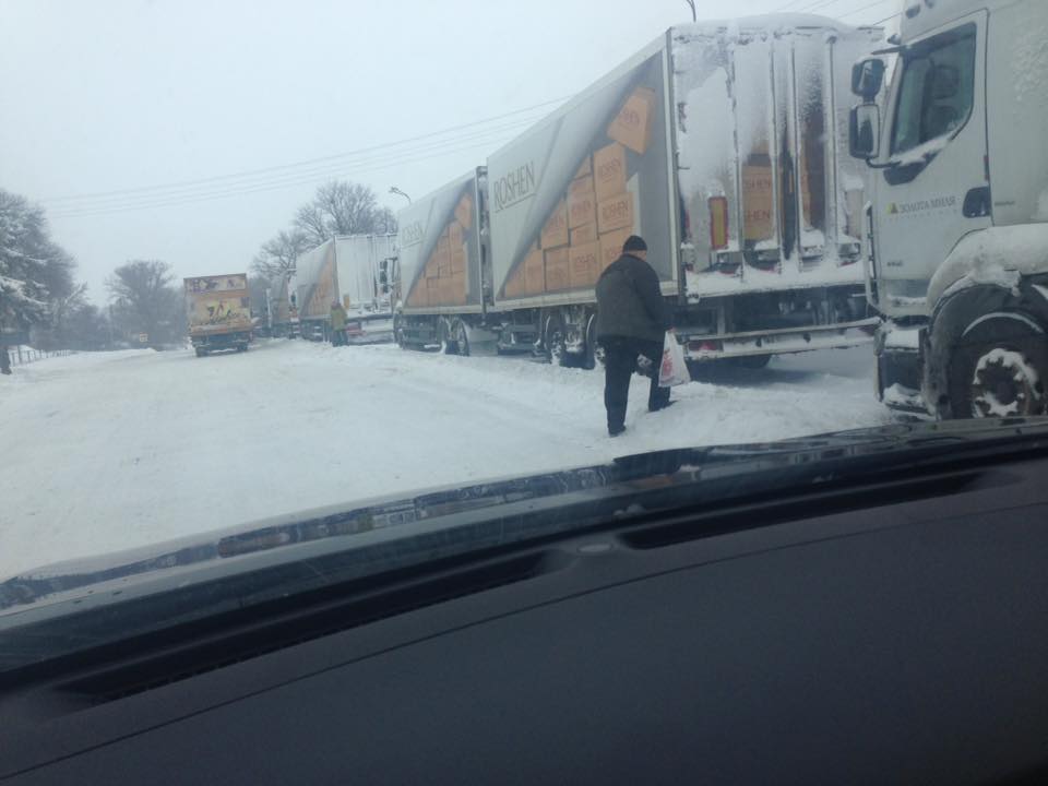 Снегопад в Украине въезды в Киев и ключевые трассы остаются заблокированными
