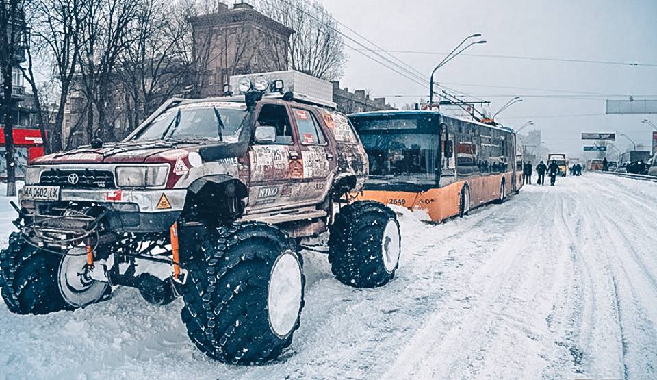 застрял в снегу