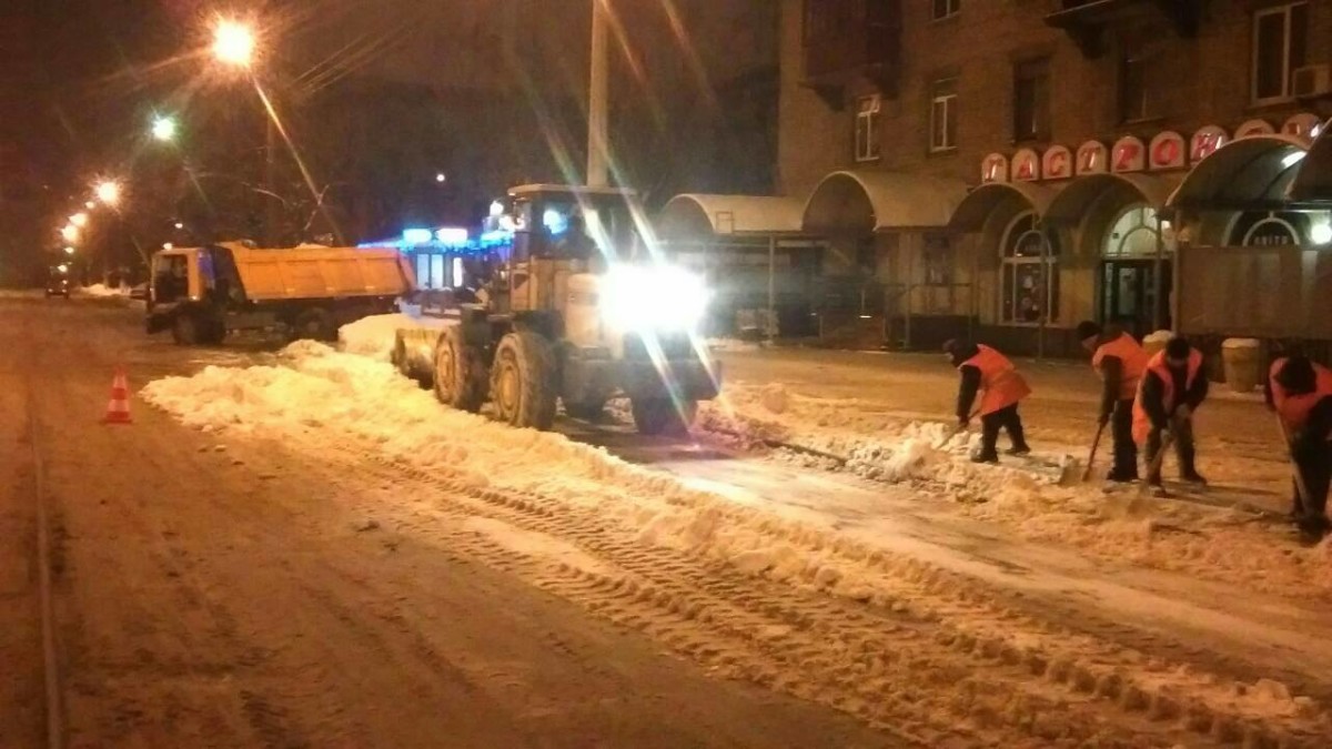 В Киеве к расчистке снега будут привлекать армию и частные предприятия