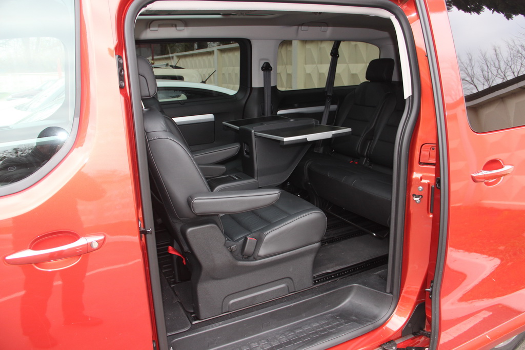 Интерьер Peugeot Traveller 2017