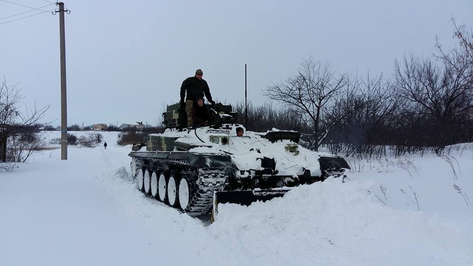 Новость одной картинкой: в Украине снег расчищают на бронетехнике