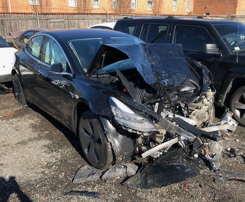 Электрокар Tesla Model 3 спас жизни в страшном ДТП