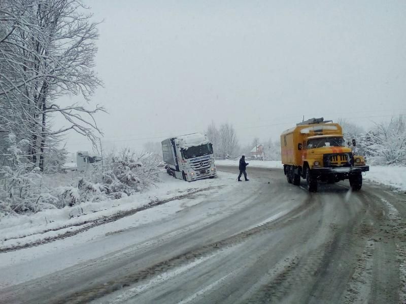 Снегопады в Украине: в четырех областях затруднено движение транспорта