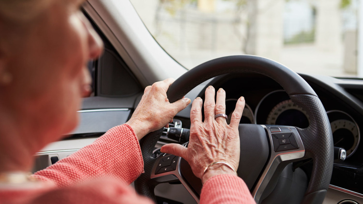 пожилые водители - как мир решает проблему 