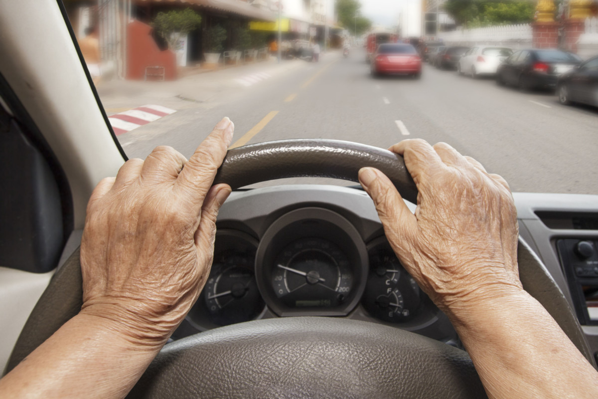 пожилые водители - как держаться за руль