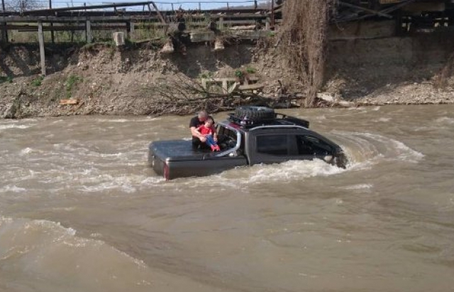 Первый в Украине пикап Mercedes X-Class утопили в реке