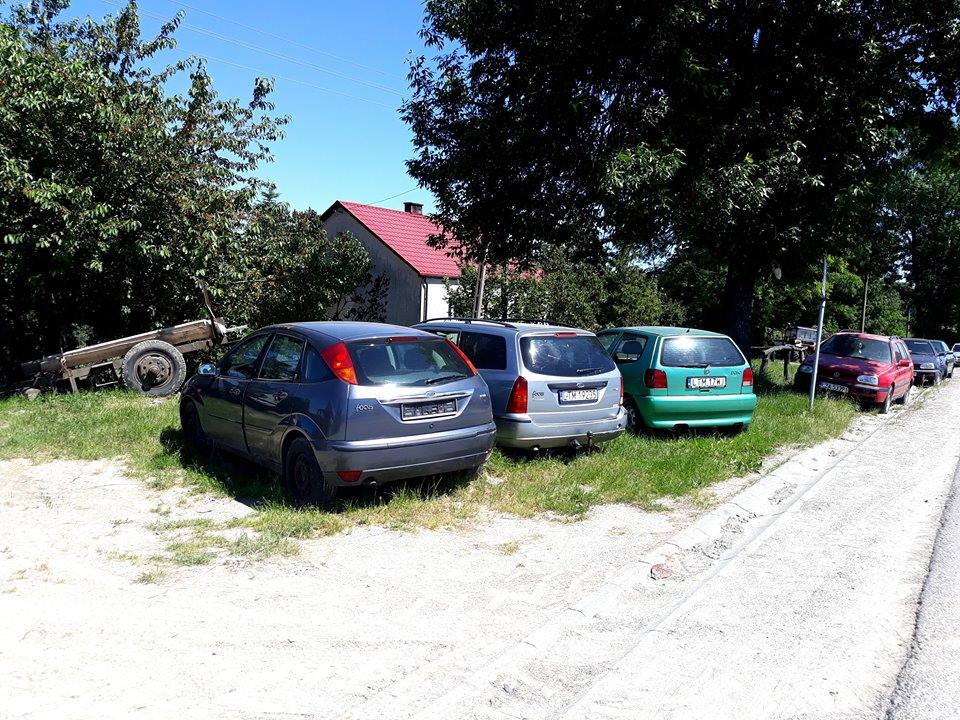 Приграничное село в Польше украинские "евробляхеры" превратили в кладбище брошенных авто 3