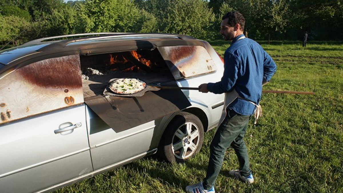 Старый автомобиль превращен в печь для пиццы