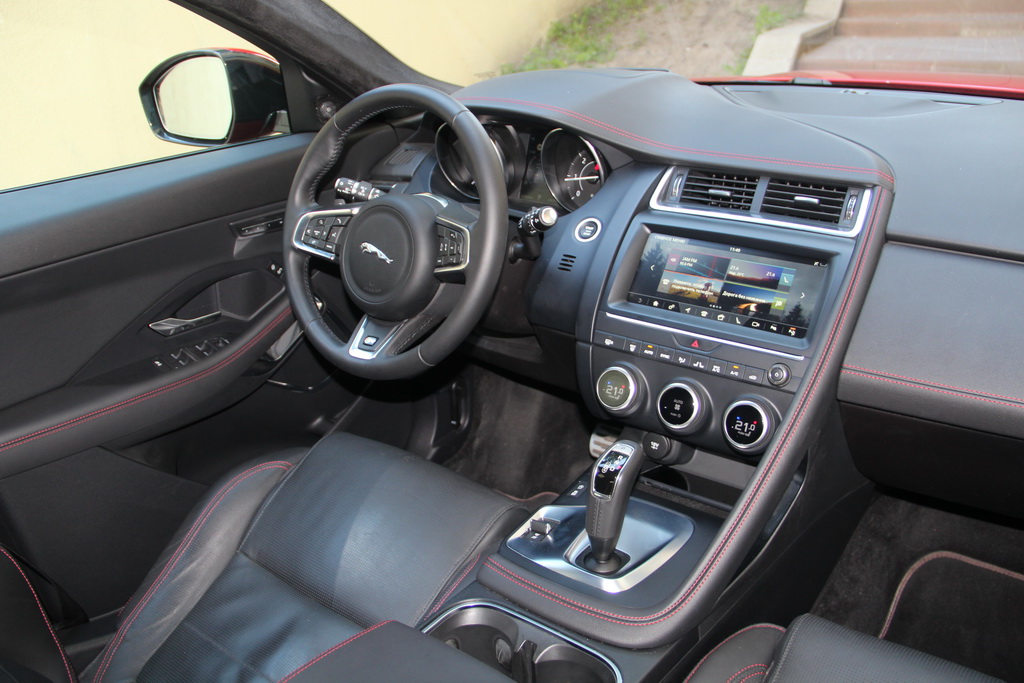 Интерьер Jaguar E-PACE