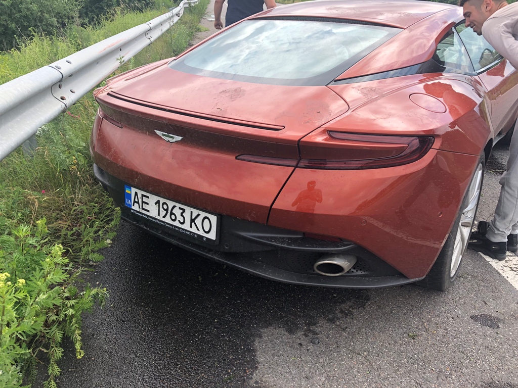В Украине нашли брошенным разбитый Aston Martin за 8,5 миллионов гривен, фото-3