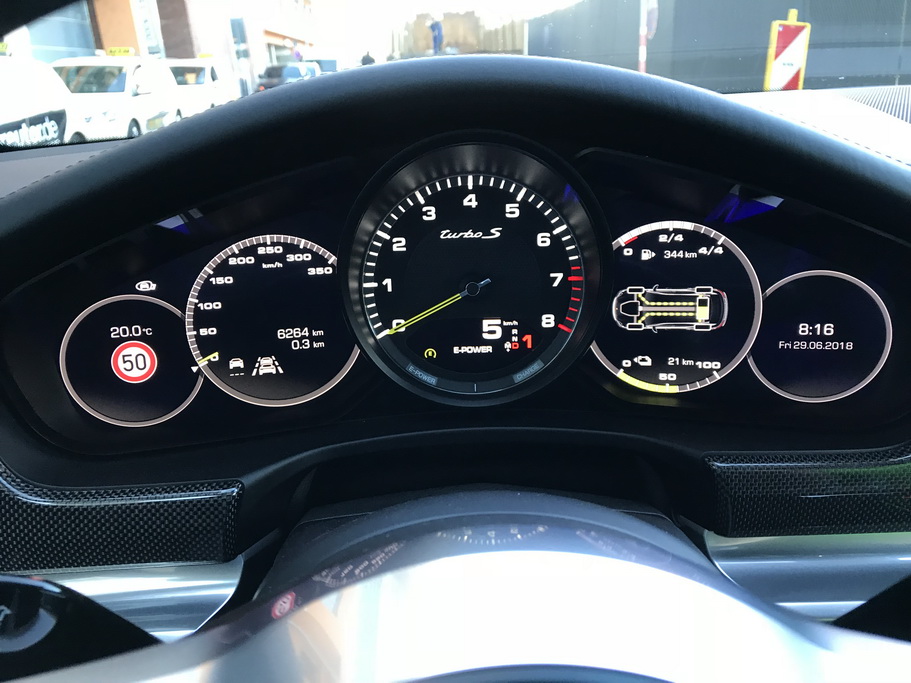 Приборы гибридного Porsche Panamera