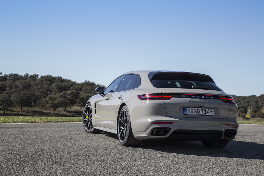 Как выглядит универсал Porsche Panamera Sport Turismo