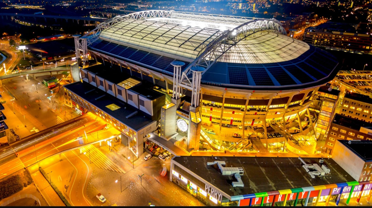 Стадион в Амстердаме 148 батарей от Nissan Leaf 
