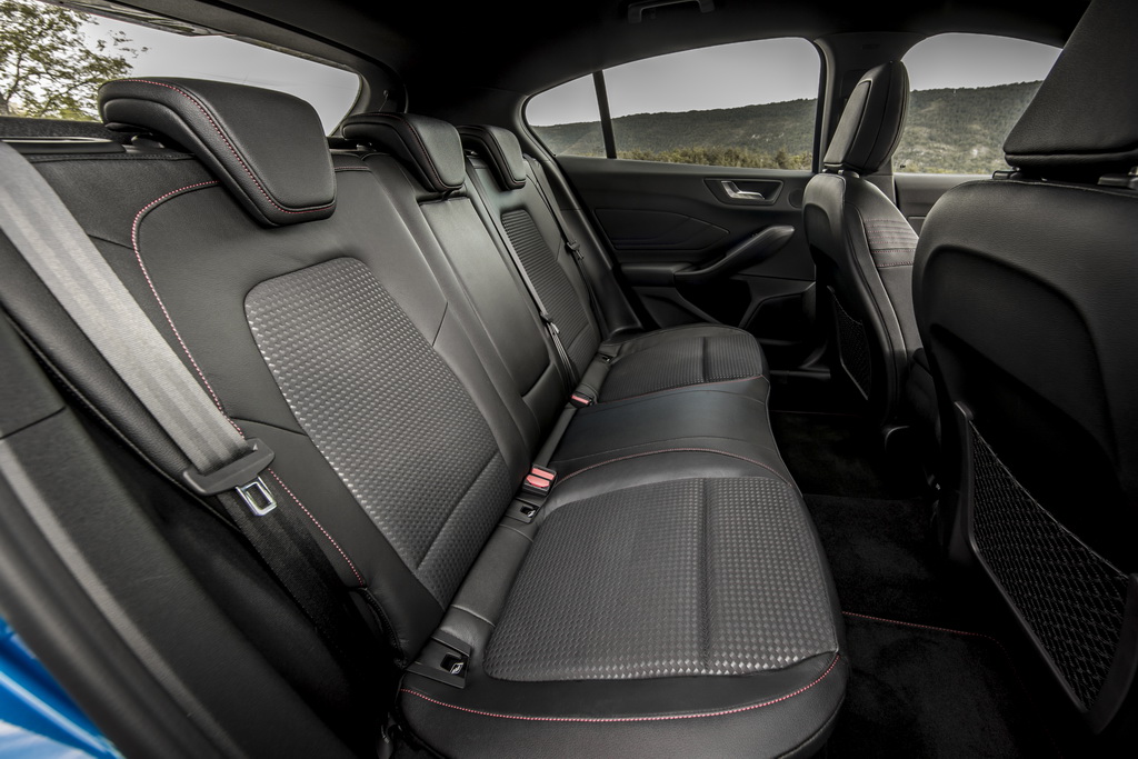 Задний ряд Ford Focus 2018