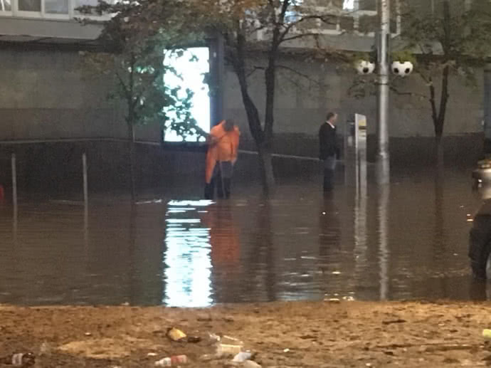 Центр Киева снова затопило после сильного ливня