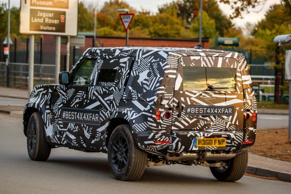 Новый Land Rover Defender 2020 впервые засняли на тестах