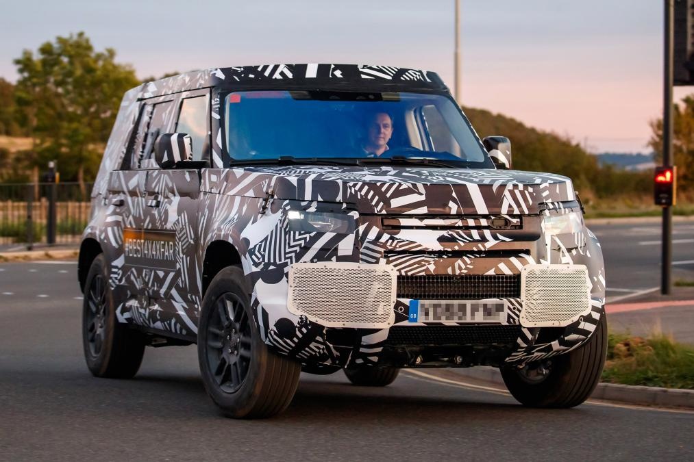 Новый Land Rover Defender 2020 впервые засняли на тестах
