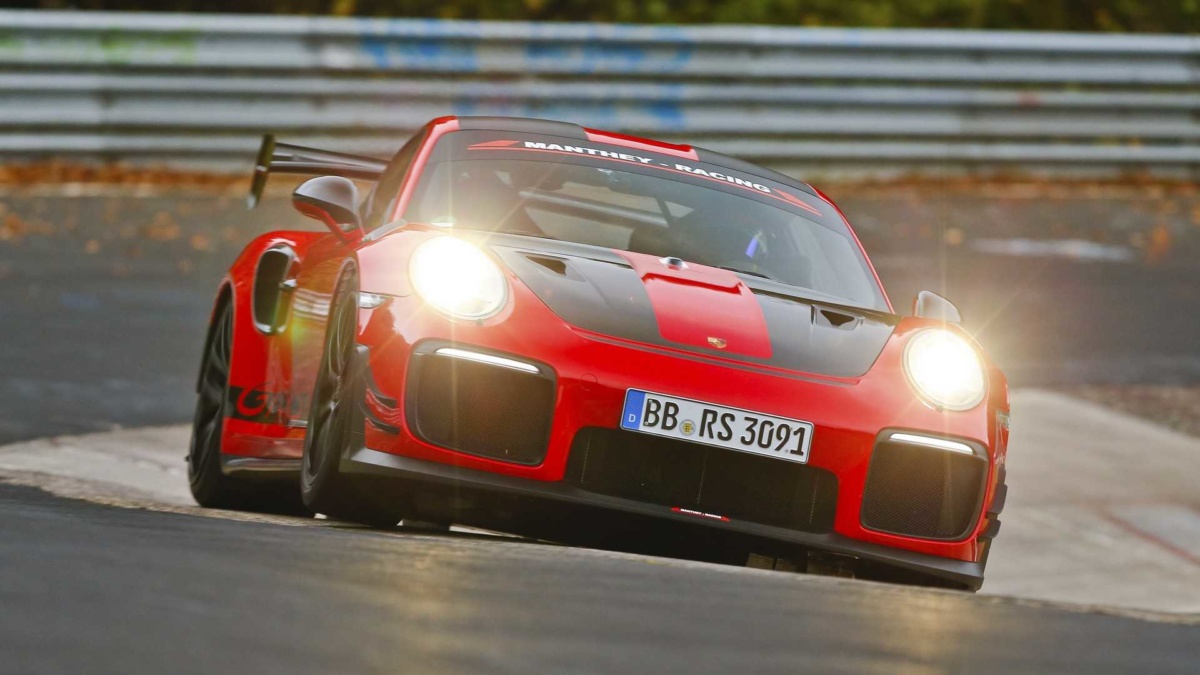 Новейший Porsche 911 оказался быстрее 1360-сильного электрокара