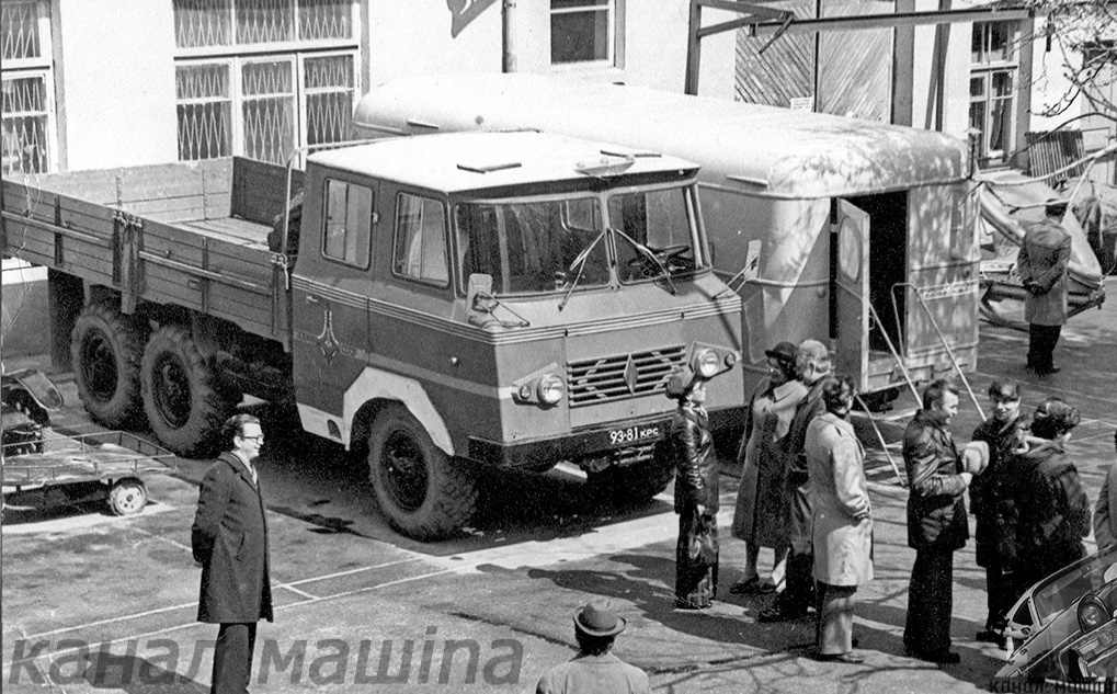 Автомобили для кино - грузовик с оригинальной кабиной для перевозки бригады водолазов
