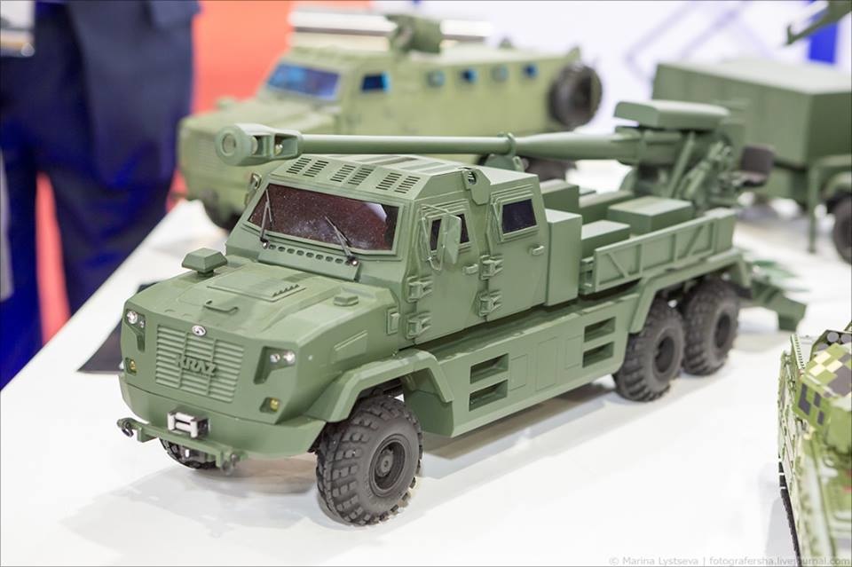 На EDEX-2018 показали макет 155-мм гаубицы Богдана с видоизмененной кабиной