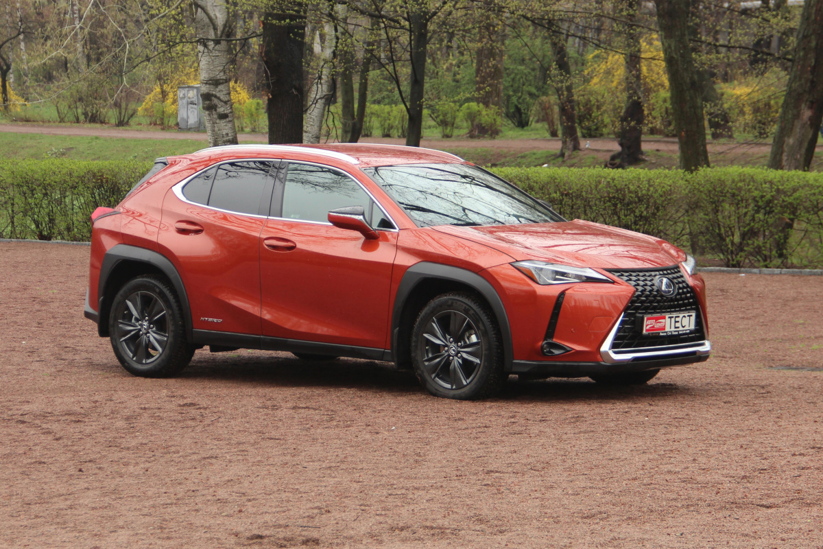 Плавники - тест Lexus UX 250h