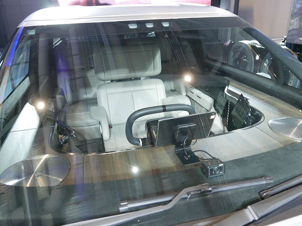 В Китае показали конкурента Tesla Semi и электрический вэн-трансформер