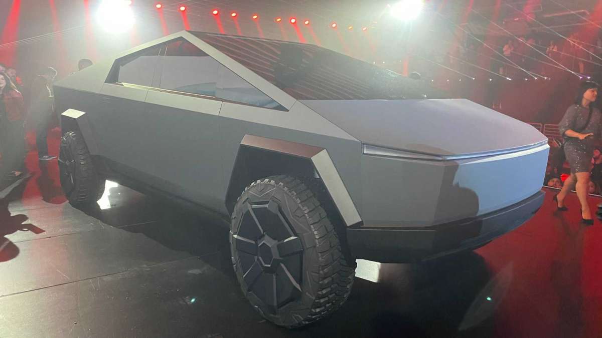 Электропикап Tesla Cybertruck: фантастический дизайн и 800 км запаса хода
