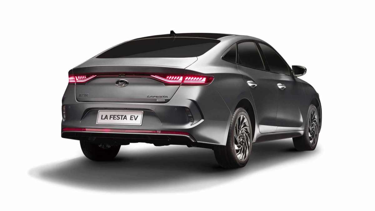 Новый электромобиль Hyundai удивил запасом хода как у Теслы 